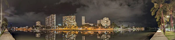 Ala Wai Kanal Eigentumswohnungen Golfplatz Und Kokospalmen Bei Nacht Auf — Stockfoto