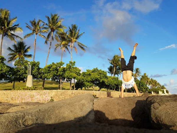 在夏威夷瓦胡岛的Kakaako公园 人们在岩石上做手倒立 — 图库照片