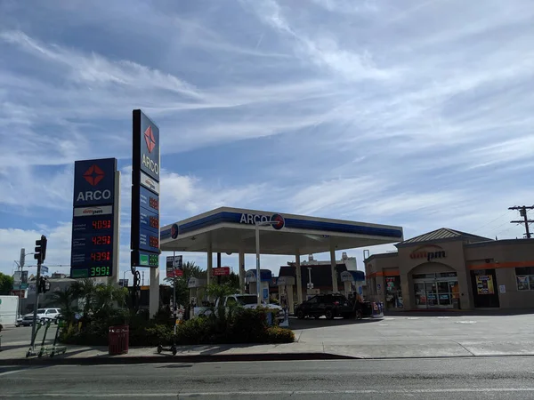 California Stati Uniti Ottobre 2019 Arco Distributore Benzina Con Veicoli — Foto Stock