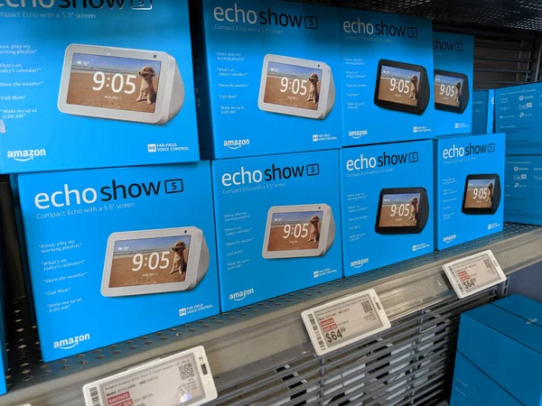 Honolulu - 21 Eylül 2019: Echo Show 5 Smart hoparlörü ve Alexa Best Buy mağazasında satılıyor. Echo Show Amazon 'un sanal asistanı Alexa' nın etrafında tasarlanmıştır..