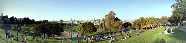 San Francisco Mart 2010 Nsanlar Mission Dolores Park Takılıp Eğleniyorlar — Stok fotoğraf