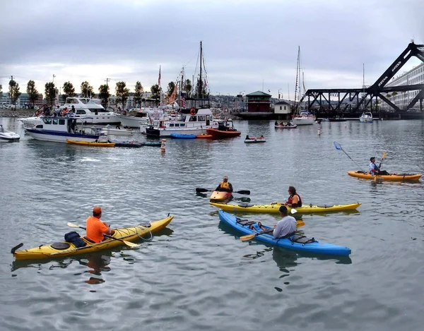 旧金山 2010年10月27日 麦克沃伊湾 Mccovey Cove 挤满了皮划艇 船只和At T公园外的人 — 图库照片