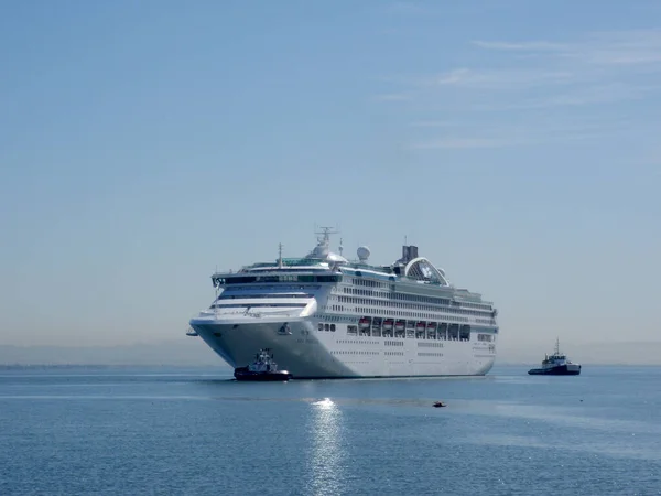 San Francisco California Settembre 2009 Princess Cruise Ship Trainata Rimorchiatori — Foto Stock