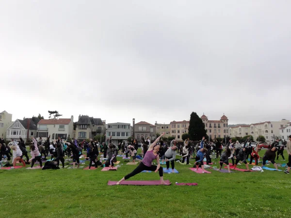 Σαν Φρανσίσκο Σεπτεμβρίου 2011 Yoga Class Μήπως Εκτεταμένη Πλευρά Γωνία — Φωτογραφία Αρχείου