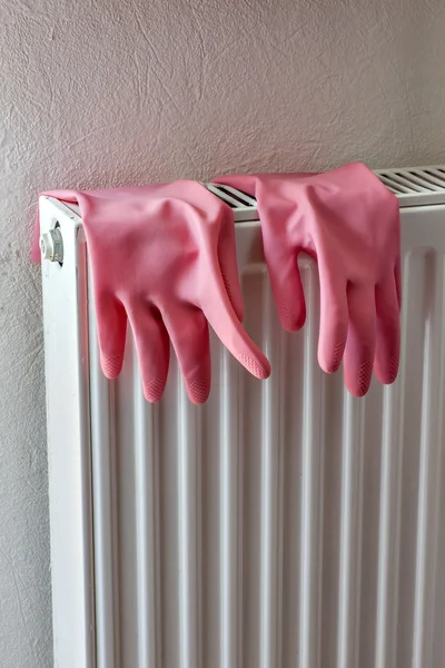 Резиновые перчатки на радиаторе — стоковое фото