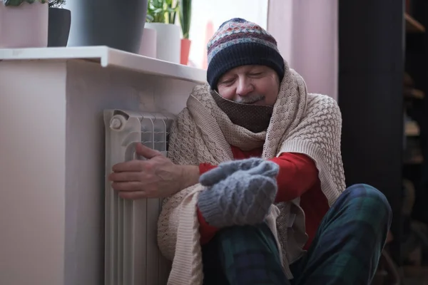 Hombre sintiendo frío en casa con problemas de calefacción en casa —  Fotos de Stock