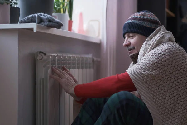 Homme se sentant froid à la maison avec des problèmes de chauffage — Photo