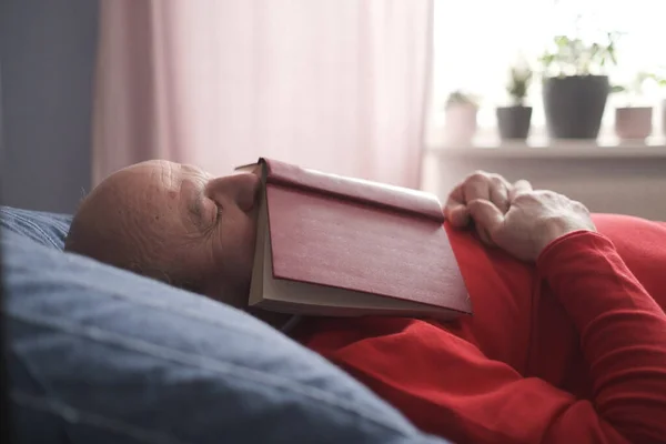 Homme caucasien sénior dormant avec livre sur canapé sieste — Photo