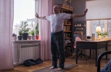 Son sınıf antrenmanı, yoga temel duruş asana tadasana, dağ duruşu.