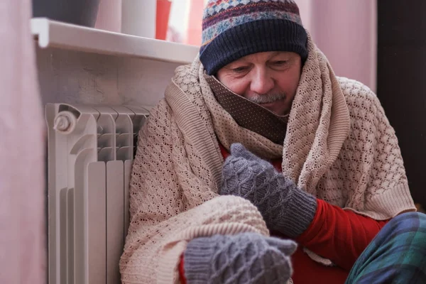 Homme se sentant froid à la maison avec des problèmes de chauffage — Photo