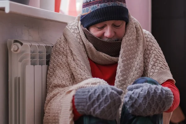 Homme se sentant froid à la maison avec des problèmes de chauffage — Photo