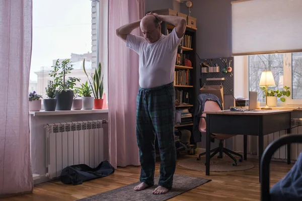 Starší muž cvičit, jóga v základní stojící asana tadasana, horské držení těla — Stock fotografie