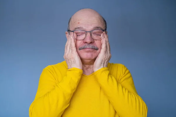 Senior orolig man i glasögon gnugga ögon att vara trött — Stockfoto