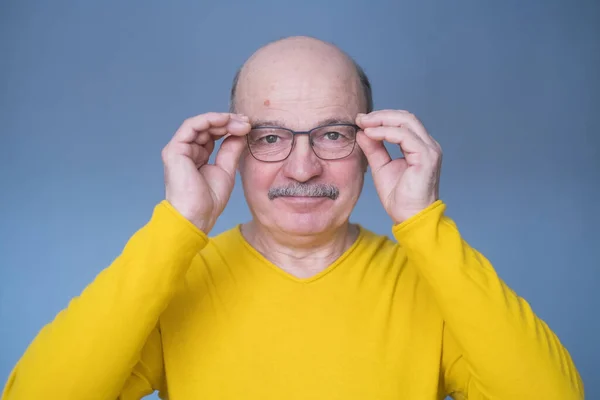 Starszy pan sprawdza nowe okulary. Kontrola wzroku. — Zdjęcie stockowe