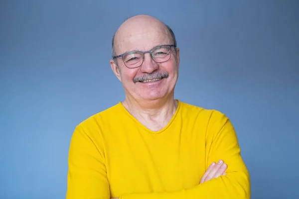 Hombre mayor en gafas durmiendo cansado soñando y posando con las manos juntas — Foto de Stock