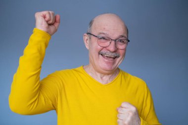 Son sınıf öğrencisi şokta, heyecanlı ve mutlu, gülüyor ve başarıyı kutluyor.