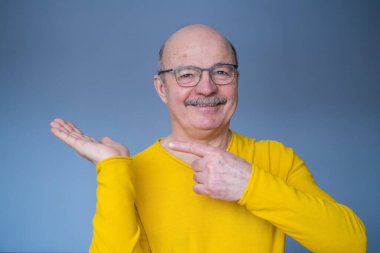 Kıdemli adam işaret parmağıyla önemli bilgileri işaret ediyor.