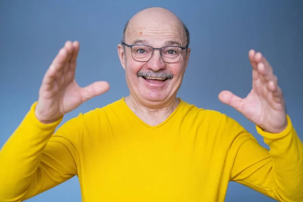 Senior man voelt zich geschokt, opgewonden en gelukkig, lacht en viert succes — Stockfoto