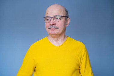 İspanyol kıdemli adam yeni gözlüklerini deniyor..