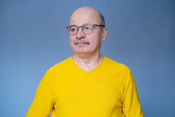 Hombre hispano mayor probando sus nuevas gafas. — Foto de Stock