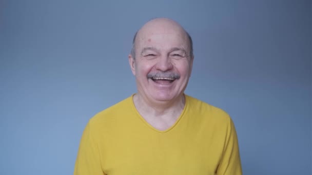 Älterer hispanischer Mann blickt selbstbewusst in die Kamera und lächelt Sie an. — Stockvideo