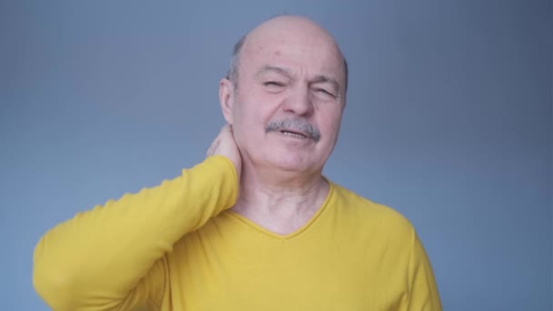 Starší dospělý muž s hroznou bolestí v krku. — Stock video