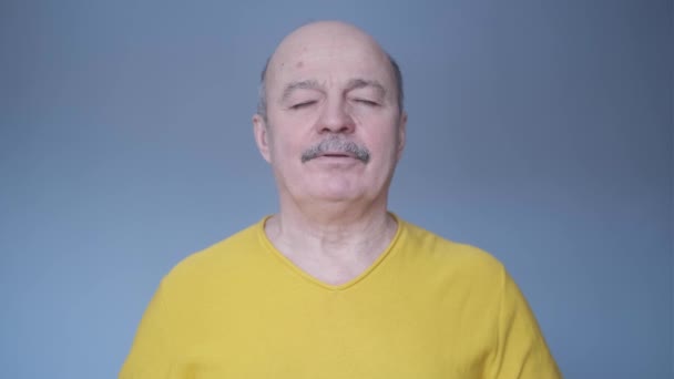 Senior hispanic man relaxing with closed eyes breathing deeply. — Stock Video