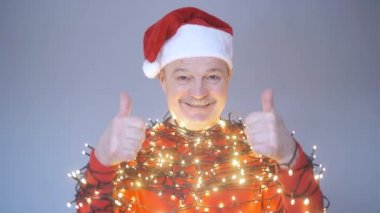 Kırmızı Noel şapkalı son sınıf öğrencisi. Çelenge sarılmış..