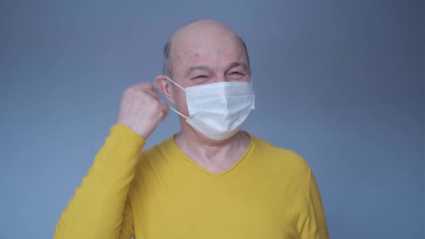 Чоловік видаляє медичну маску. Скасування обмежень через коронавірус — стокове відео