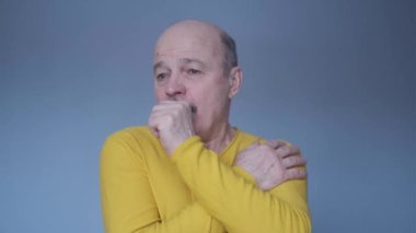 Yaşlı İspanyol akciğer hastalığı yüzünden öksürüyor.