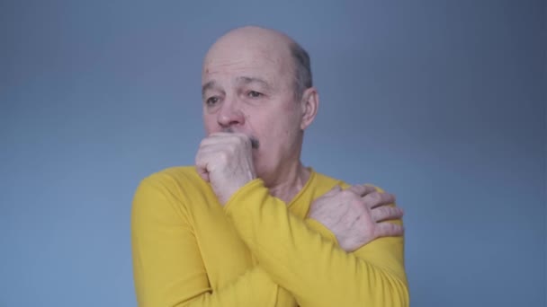 Homem hispânico sênior tosse por causa de doença pulmonar — Vídeo de Stock