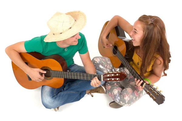 Unga par med gitarr — Stockfoto