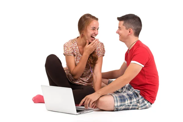 Giovane ragazzo e ragazza con computer portatile — Foto Stock