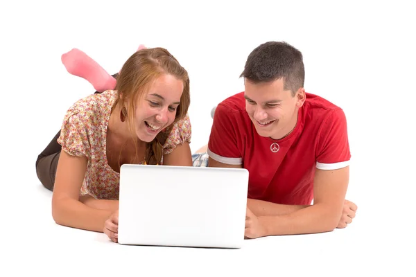 Jongen en meisje met laptopcomputer — Stockfoto