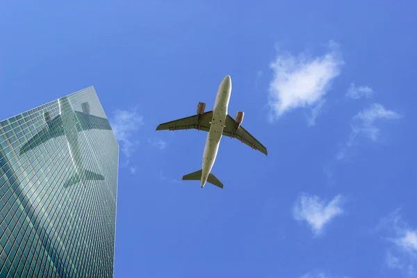 Airliner with Reflection — Stock Photo, Image