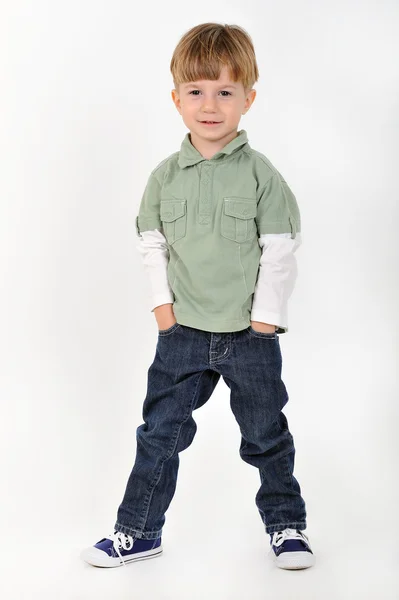 Niño con las manos en los bolsillos —  Fotos de Stock