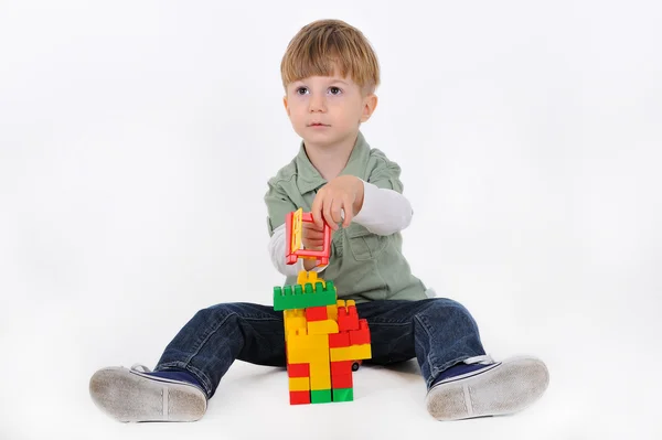 Chłopiec grający z konstruktorem — Zdjęcie stockowe