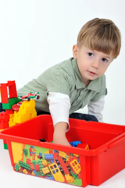 Chłopiec grający z konstruktorem — Zdjęcie stockowe