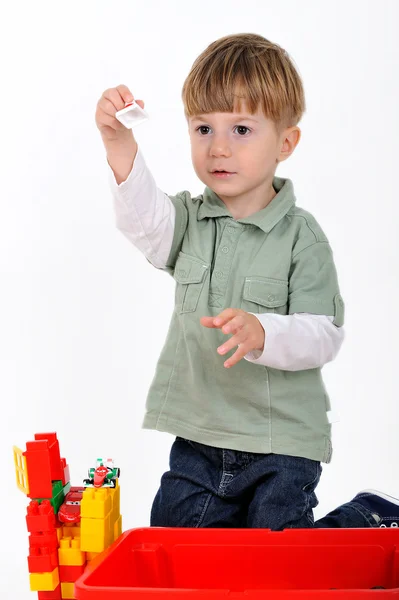 Мальчик играет с конструктором — стоковое фото