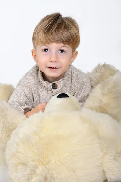 Niño con oso de peluche —  Fotos de Stock