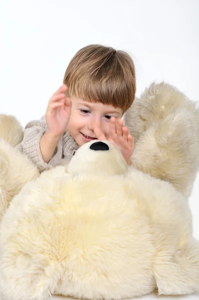 Menino com ursinho de pelúcia — Fotografia de Stock