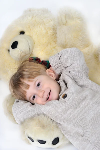 Niño con oso de peluche — Foto de Stock