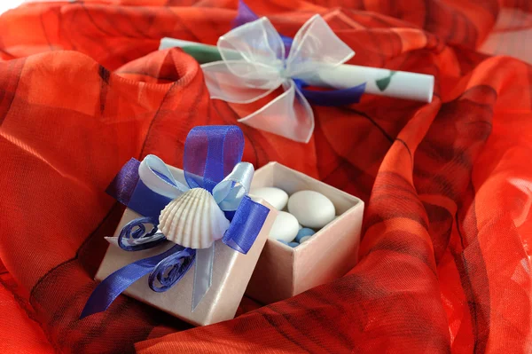 Huwelijksuitnodiging met cadeau — Stockfoto