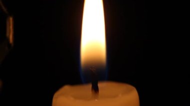 Kıvılcım patlaması alevi söndürür. Bir kıvılcım patlaması bir mum alevini tamamen söndürebilir..