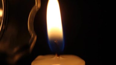 Kıvılcım patlaması alevi söndürür. Bir kıvılcım patlaması bir mum alevini tamamen söndürebilir..