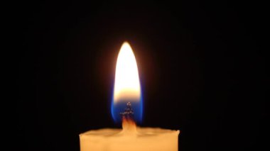 Mum alevinin yüksekliğini azaltıyorum. Mum alevinin yüksekliği küçülüyor. Bu birkaç sebepten dolayı olur. Zamanla, mumun alevi artar..