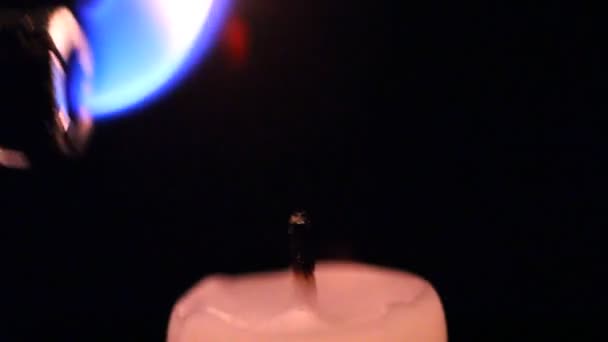 点燃一支蜡烛 蜡烛燃烧时 它的火焰改变了形状 — 图库视频影像
