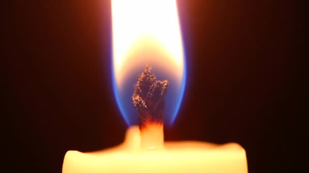 Zapaluju Svíčku Jak Svíčka Hoří Její Plamen Mění Tvar — Stock video