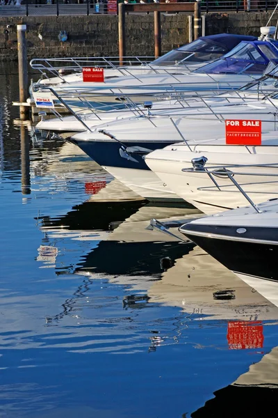 Лодки на продажу — стоковое фото