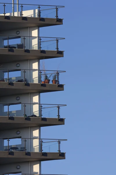 Balkons tegen een blauwe hemel — Stockfoto